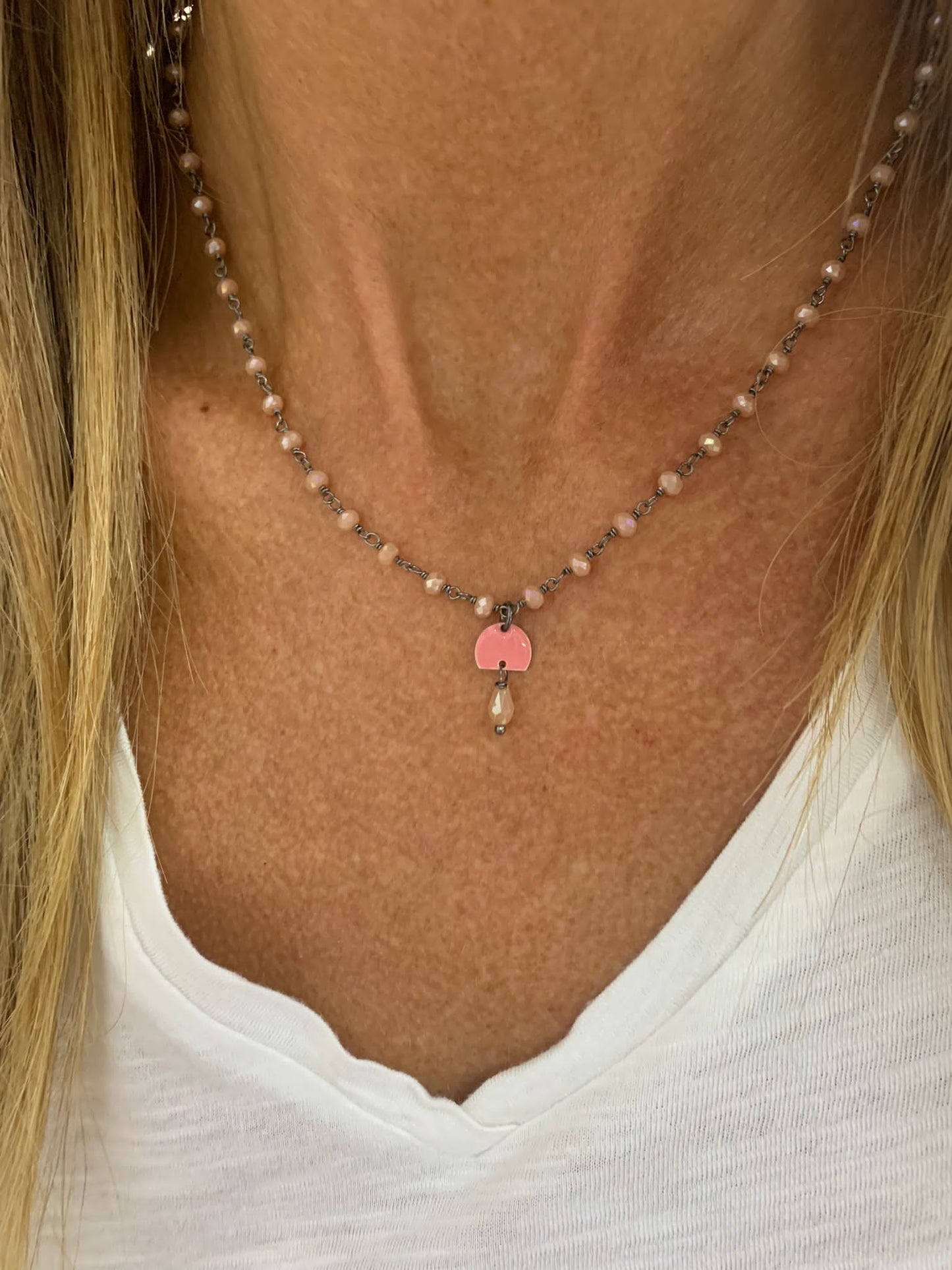 Collana crystalli rosa antico base rutenio nera con campanella pendente smalto rosa antico con una goccia pendente rosa antico - cm 40