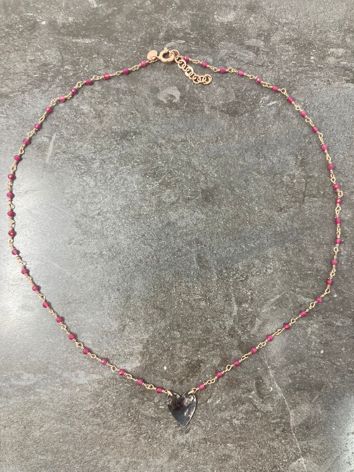 Collana micro cristalli bordeaux rosé con cuore in linea da 1 cm nero effetto invecchiato - cm 40