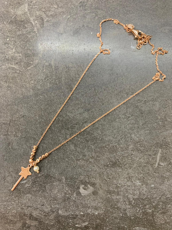 Collana catena forzatina con granelli diamantati , una bacchetta magica ed una perla pendenti Bagnata in oro rosé - cm 40