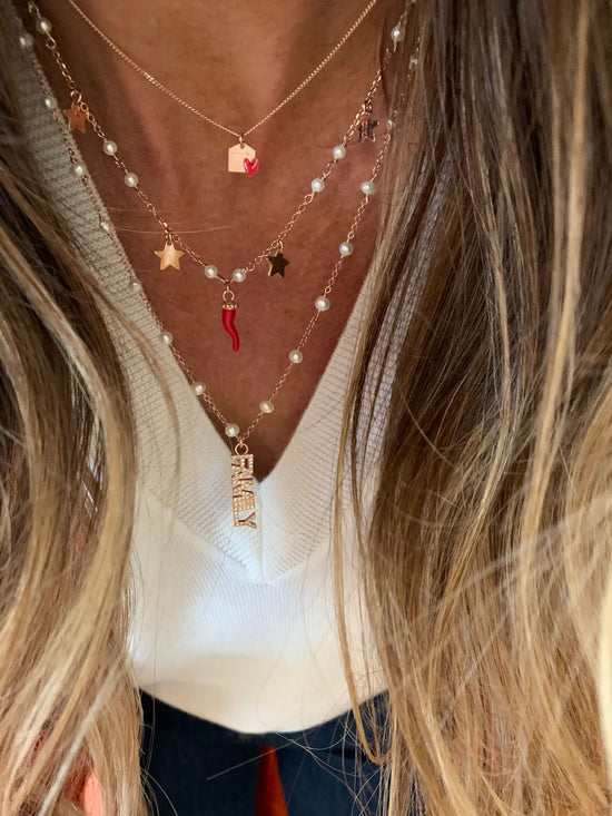Collana catena rollò alternata da perle con stelle da 0,8 mm pendenti rosé ed un cornetto smalto rosso portafortuna bagnata in oro rosé - cm 40