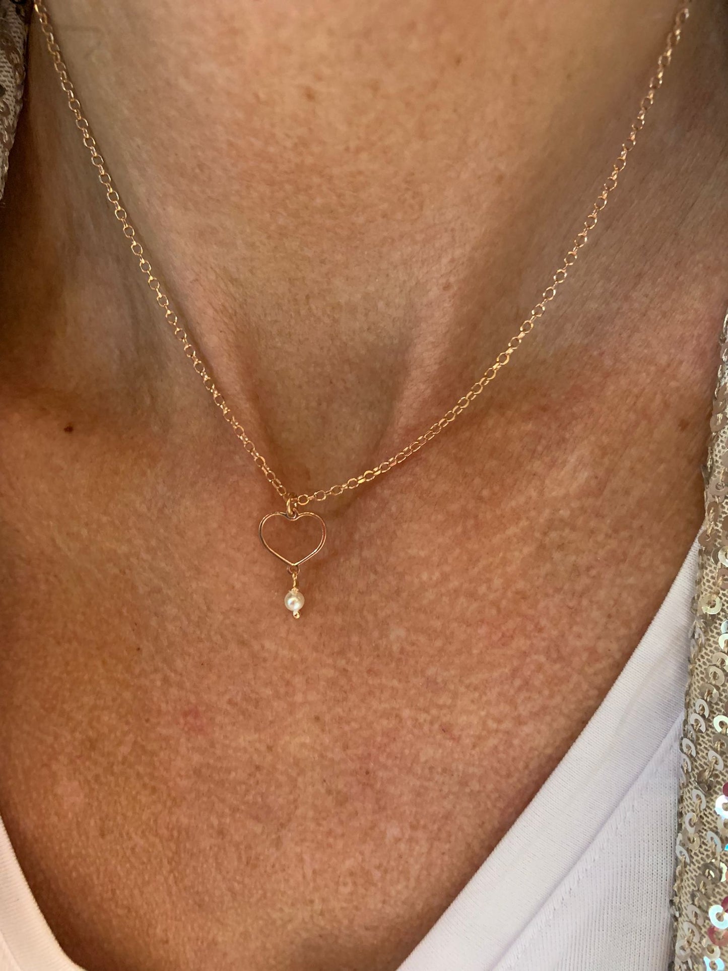 Collana catena rollò cm38 rosé con cuore vuoto pendente da 0,8 mm e piccola perla bianca pendente