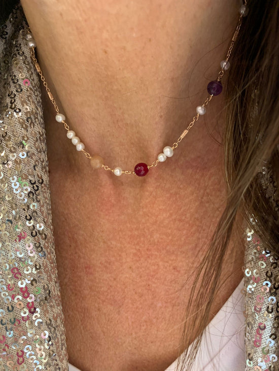 Collana/bracciale catena dadini cm 36 rosé con perle bianche e pietre ametista viola, granato bordeaux e cipria pietra di luna
