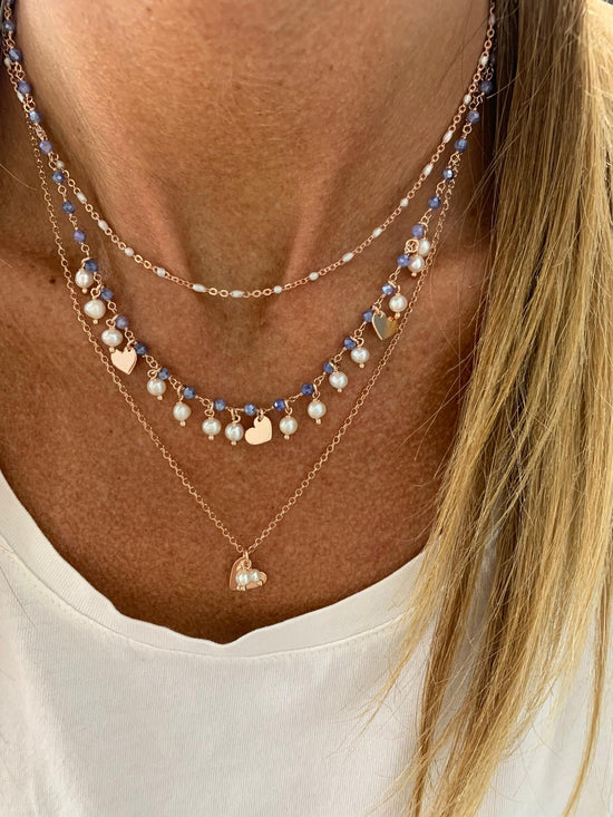 Collana crystalli azzurro polvere con perle pendenti da 0,4 mm e 3 cuori pendenti da 0,8 mm bagnata in oro rosé - cm 40
