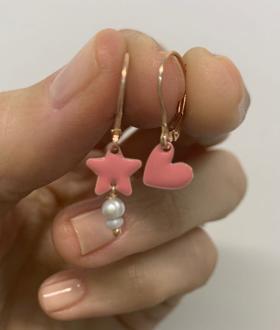 Coppia orecchini chiusura a monachella formata da stella con piccola perla pendente e cuore smalto rosa antico