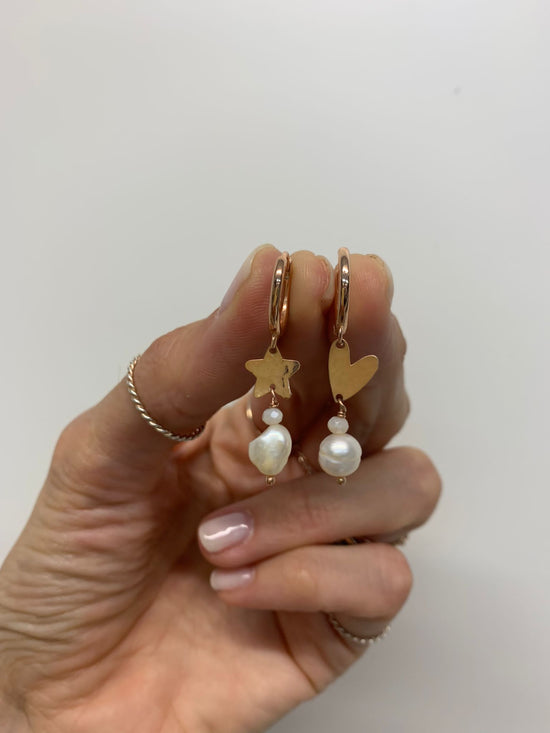 Coppia orecchini cerchi lisci da 1.2 mm scattino con stella e cuore battuto, perla barocca e cristallo rosa