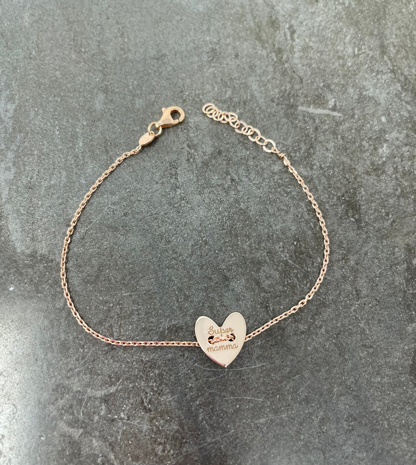 Bracciale catena rosè con cuore a bottone con scritta “Super mamma”