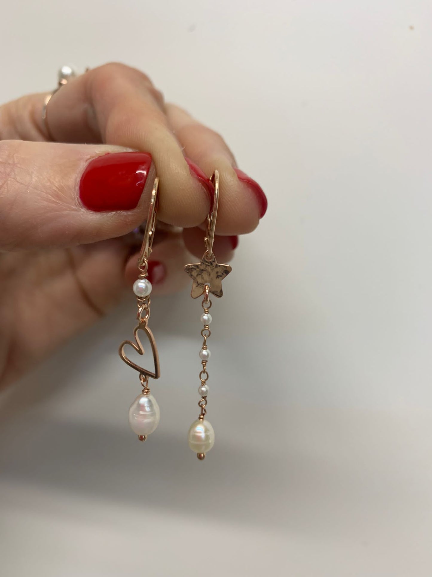 Coppia orecchini a monachella con cuore piccolo vuoto Mikonos perle e stella battuta con allungo di micro perle