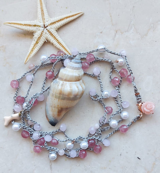Cavigliera o collana o bracciale in macramè con filo in seta argento con cristalli rosa antico/rosa e perle