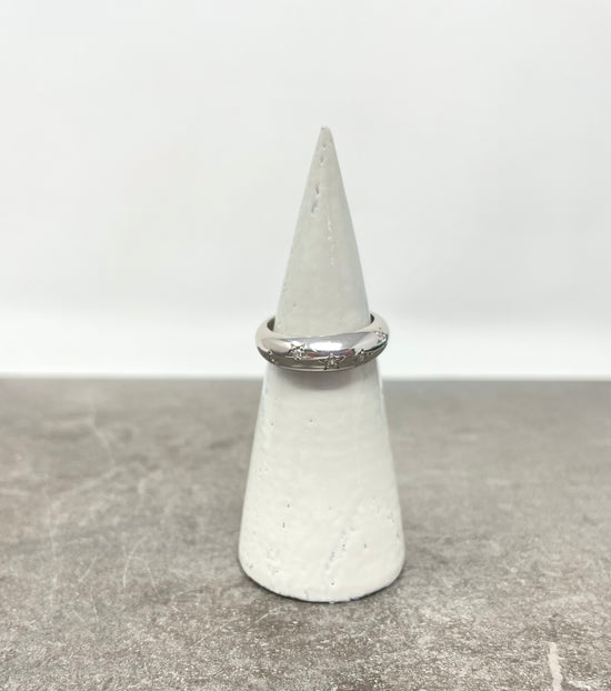 Anello a fedina spessa in argento bianco con micro stelle o cuori di zirconi regolabile