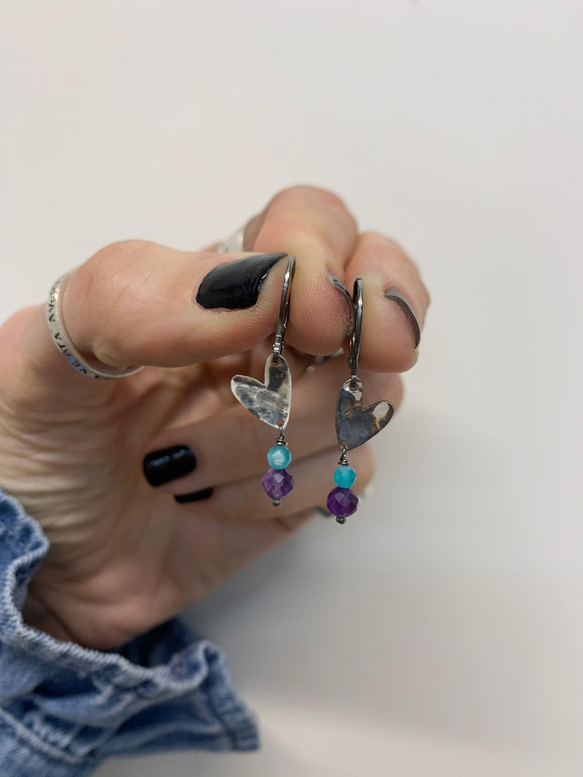 Coppia orecchini a monachella con cuore battuto rutenio e cristalli azzurro/viola pendenti