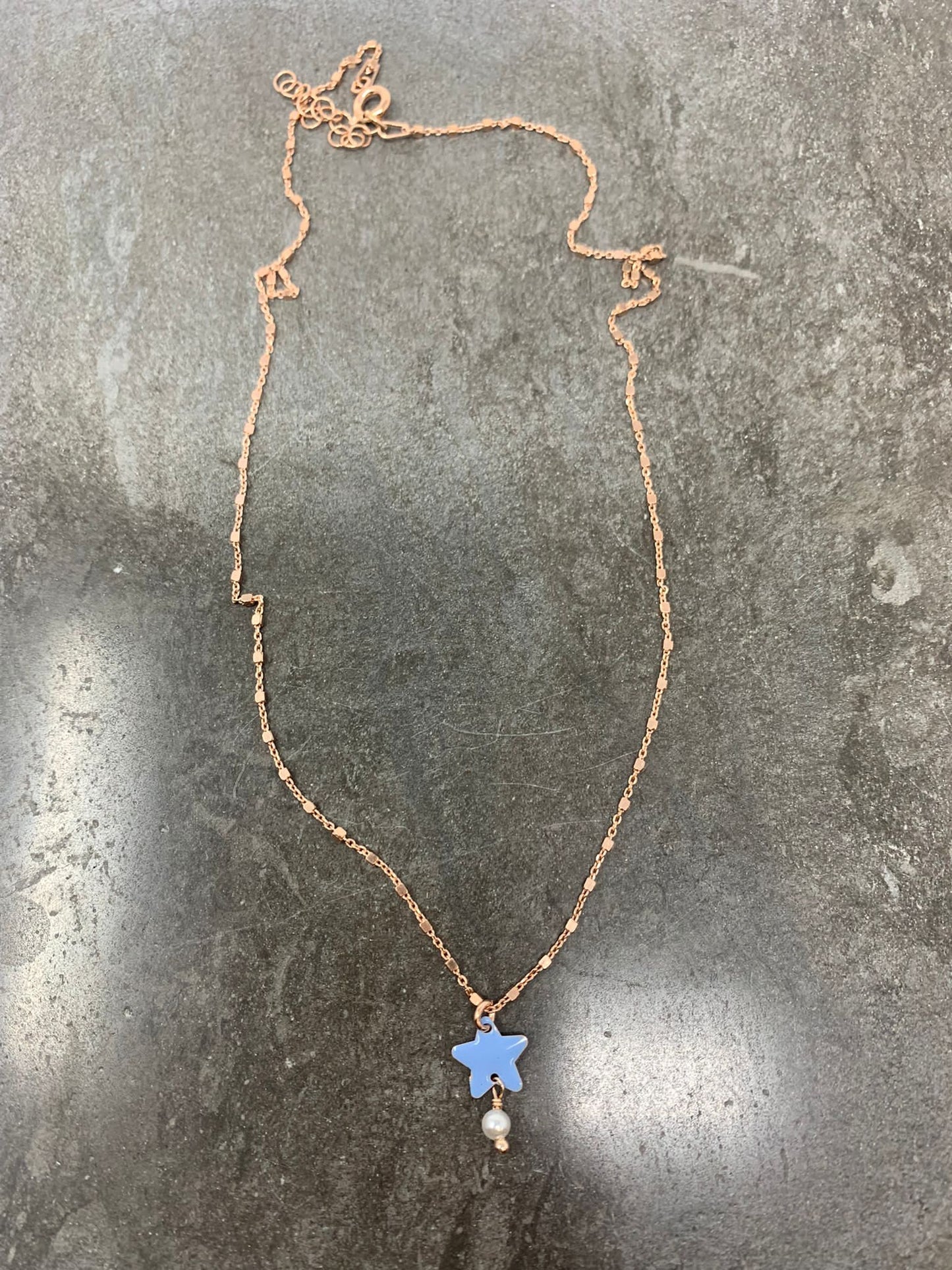 Collana catena dadini cm40 rosé con stella smalto azzurro e piccola perla bianca
