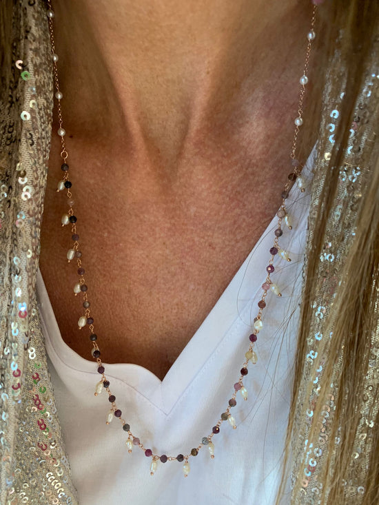 Collana cm60 rosé tormalina e micro perle risino pendenti bianche