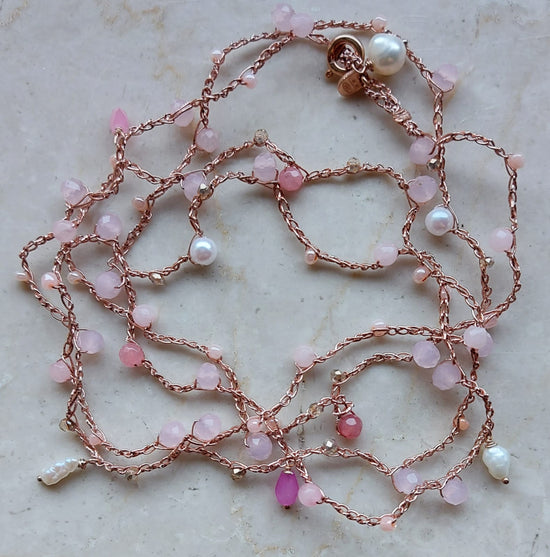 Cavigliera o bracciale o collana macramè con cristalli rosa,fucsia e perle