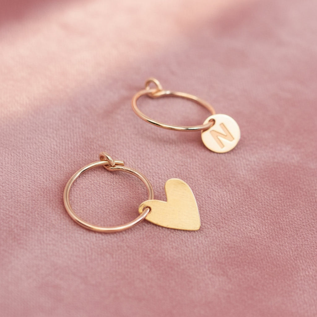 Coppia orecchini cerchi a filo da 1 cm con un cuore sweet da 0,8 mm ed una targhetta tonda da 0,6 mm con iniziale stampatello incisa - Lumiere Bijoux