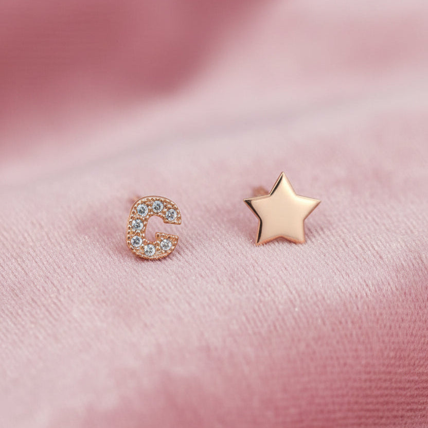 Coppia orecchini a lobo con stella e lettera di zirconi bianchi - Lumiere Bijoux