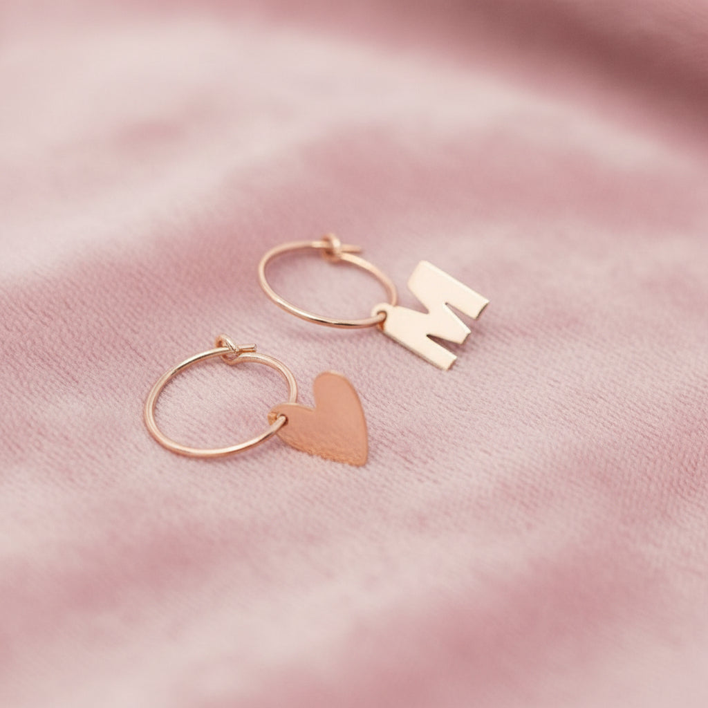 Coppia orecchini cerchio a filo da 1 cm con cuore Sweet e iniziale stilizzata - Lumiere Bijoux